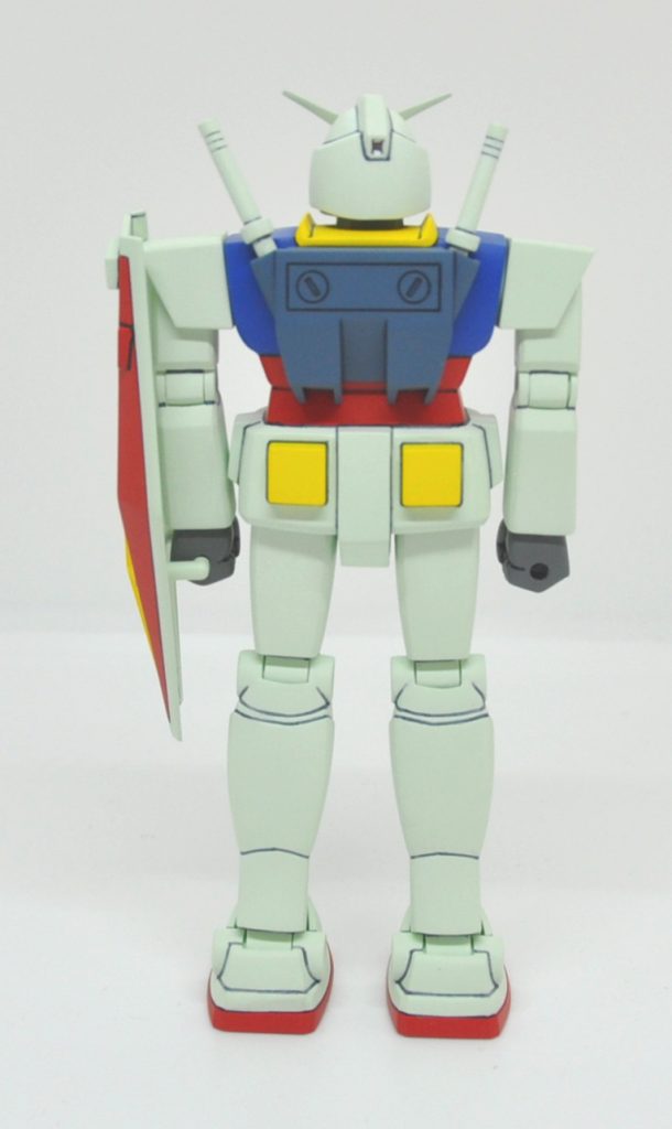 背中塗装は過去作のガンキャノン同様、説明書の塗装レシピどおりに。ライフルやバックパックがブルー系のグレーな他、設定では白い首が、わざわざグレーで指定されているのが意外なポイントかなと。