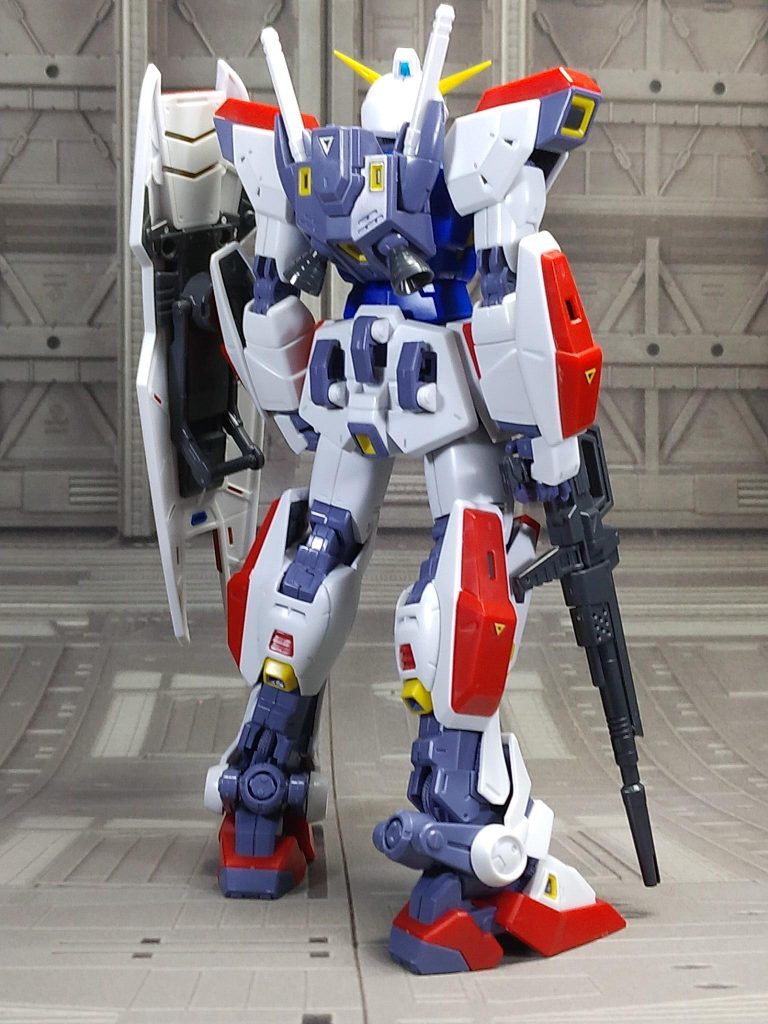 2号機も製作しました。本体はスミ入れのみでシールドを「2号機専用風」に色を変えてみました。左肩に〔TEAM B〕のマーキングを入れて、パッツィ・アンゲリカ搭乗機として製作しています。