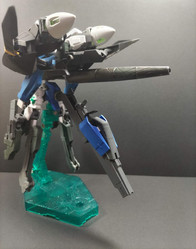 ・放射線対策のための大出力GNフィールド発生装置を3基・脳量子波制御用の頭部ユニット・重力を振り切るためのGNバーニア2基・それらを維持するための大容量コンデンサ1基・さらにオプションの粒子貯蔵タンク、イオンスラスター採用・逃走用の混合GNステルスフィールド発生装置採用など木星での運用に特化した機体となっている。以下装備紹介