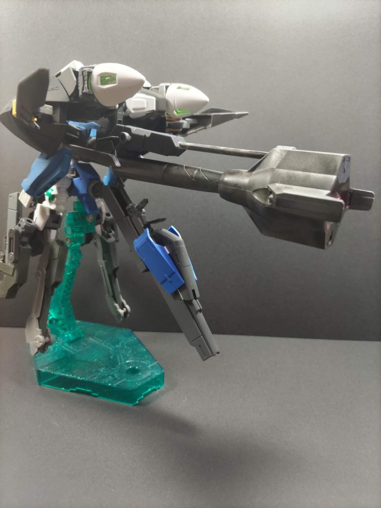 ・オプション装備 イオンスラスターオプションの粒子貯槽タンクに接続される長距離航行用装備。隠密性が要求される時やタンクだけでは活動に限界がある際に装備される。連合軍もGNドライブを常用するので採用頻度は低く、不要になった際は破棄・爆破される。