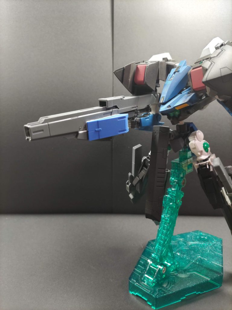 本機ではコンデンサの性能向上により低威力モードで運用され、使用時は肩のコネクタに接続される。威力が高いため反政府組織拠点への攻撃など用途が限られる。