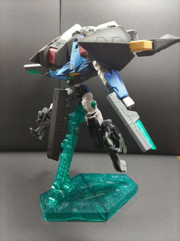 ・GNピストルビットメインウエポンとして使用されるサバーニャと同一の武装。設定によりビットとしての推進粒子の減少、高威力化のスタマイズがされている。射撃・格闘の両方で多用する。・胸部キャノン両脇に搭載された固定装備。背部のコンデンサ直結のため高威力であり、後述の変形後でも使用可能。