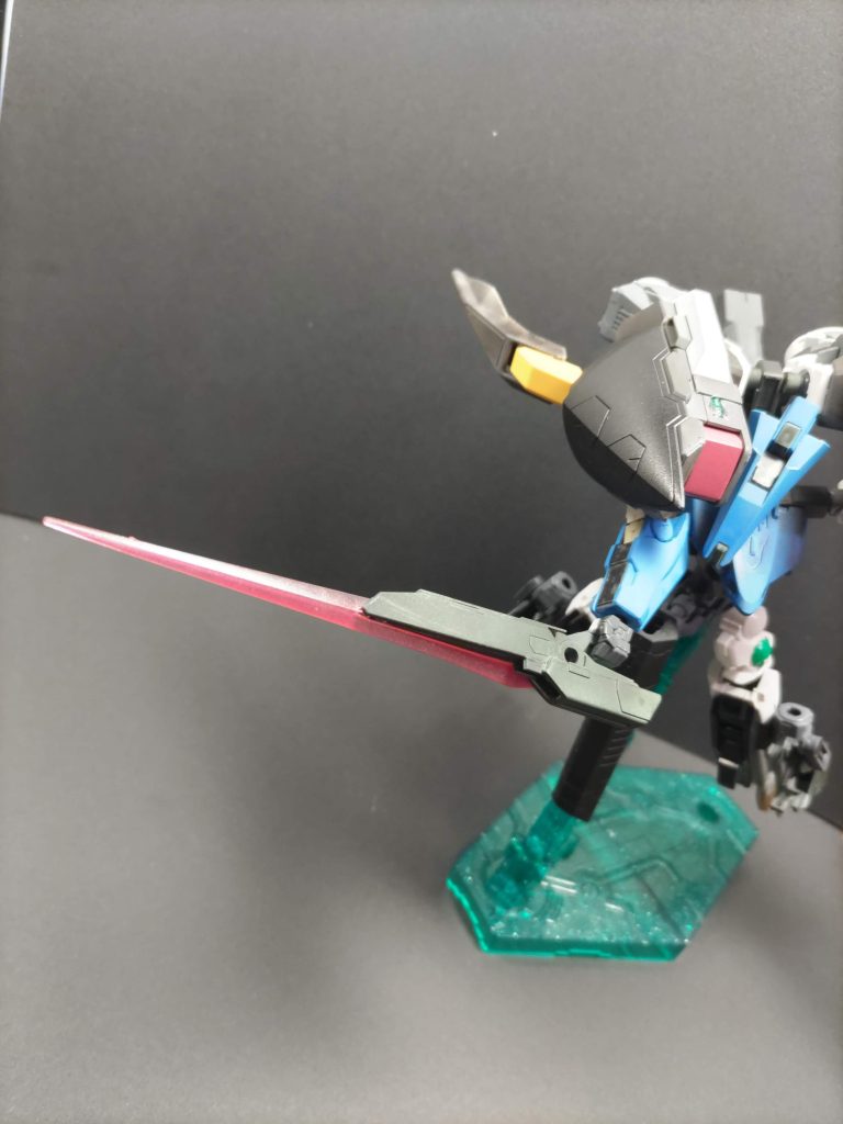 ・GNビームソードエクシアリペアⅤへの装備検証として採用されている高出力ビームサーベル。対エルス戦を想定しており未使用時は脚部に内蔵される。ピストルビットとしての機能を持つ。格闘戦を行う際は両肩のユニットが稼働して妨げにならないようになっている。・GNビームサーベル肩ユニットに格納されている第4世代と同型の武装。