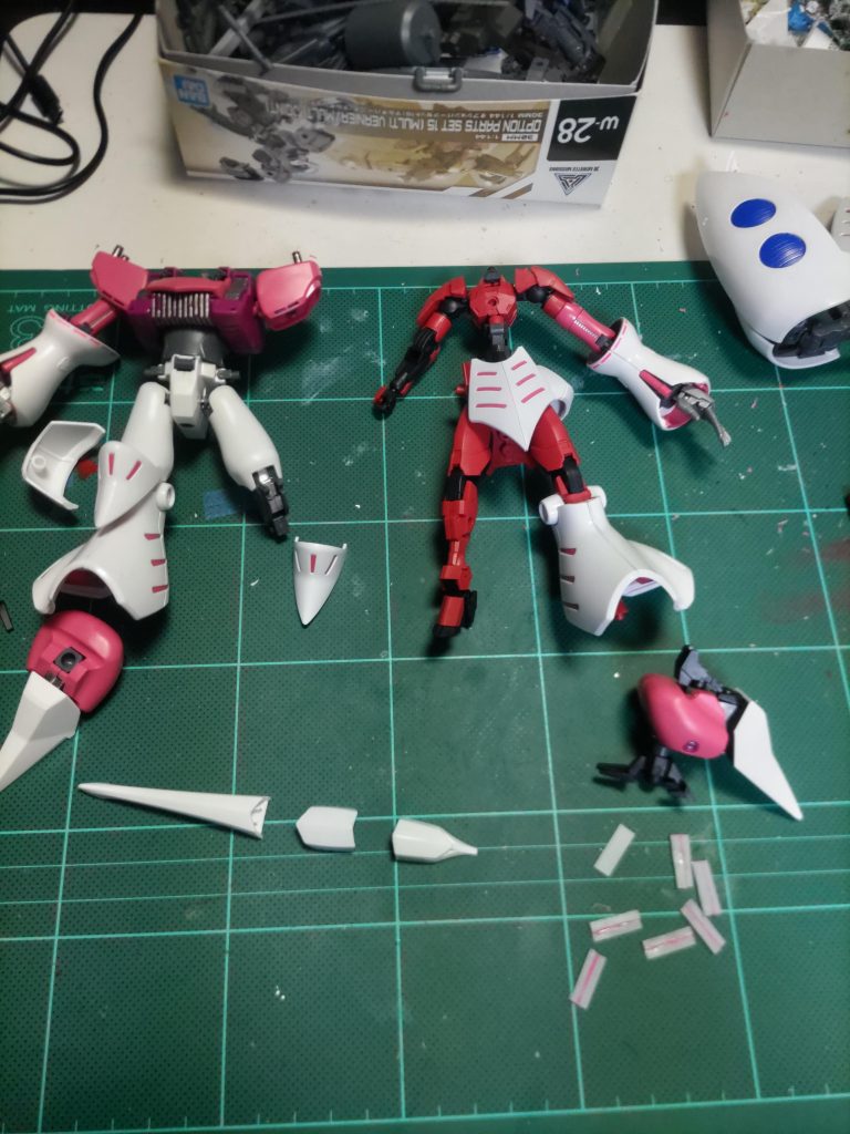 改造に伴いミキシングの機体は30MMシリーズより使用。みてもわかる通り女性モチーフの機体を使用。頭をぶつ切りにして可動出来るように。胸パーツは野暮ったいので頑張って自作してみようかとフィンもプラ版で作成。