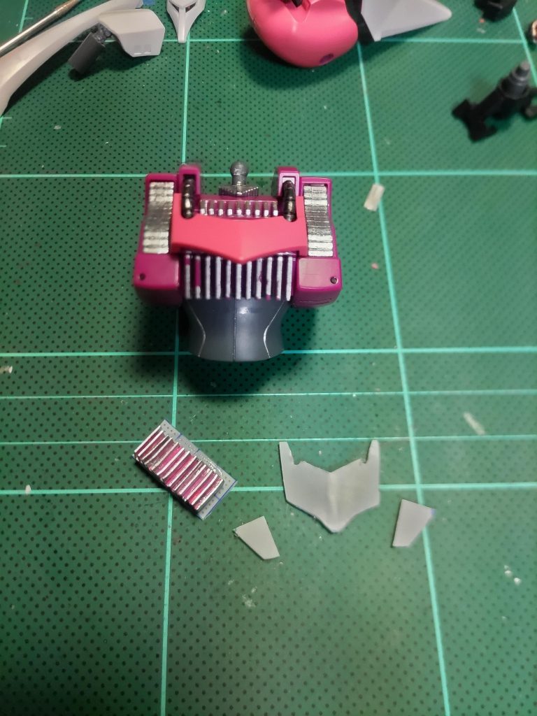 胸パーツを作成。元と比べて一回り小さめに。左上にはこっそりと頭可動部が写り込んでる。