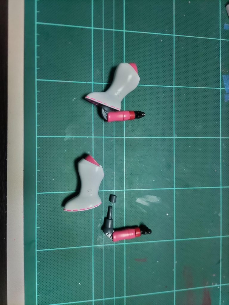 腕パーツ。二の腕は延長していますが腕部分は軸にシリンダーを差し込むことで腕が長くなる＋曲げ角度を上昇。既製品のシリンダーが入ってびっくりてした。