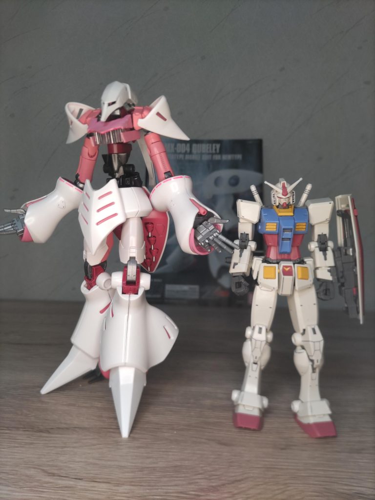 軽装モード。元部品をそのまま流用しているのでスラッと見せるために高さが高くなりました。参考までに前回組み立てたガンダムを並べてみました。二ーパーツをこっそりと肩パーツへ流用。分かりにくいですがアンテナにボールジョイントを仕込んで可動するように。これにより髪のように普段は下げることが可能に。