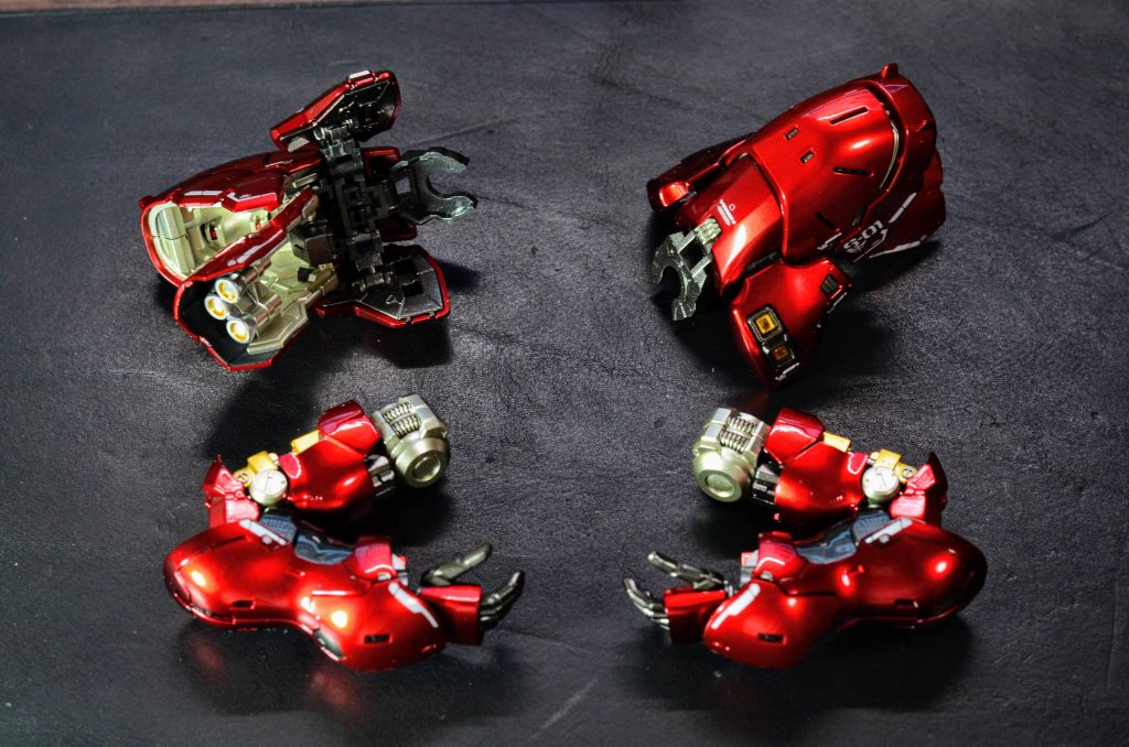 肩、腕部フレームはEX-ブラックとスターブライトアイアンを1:1で混ぜたもの黒部分はEX-ブラックにCCパール MCブラックを混ぜたもの→アクセルクリアーS中砥ぎ仕上げ。主なディテールアップ肩にHGディテールパンチ台形5とプラ板を使ってしいたけディテールの追加。