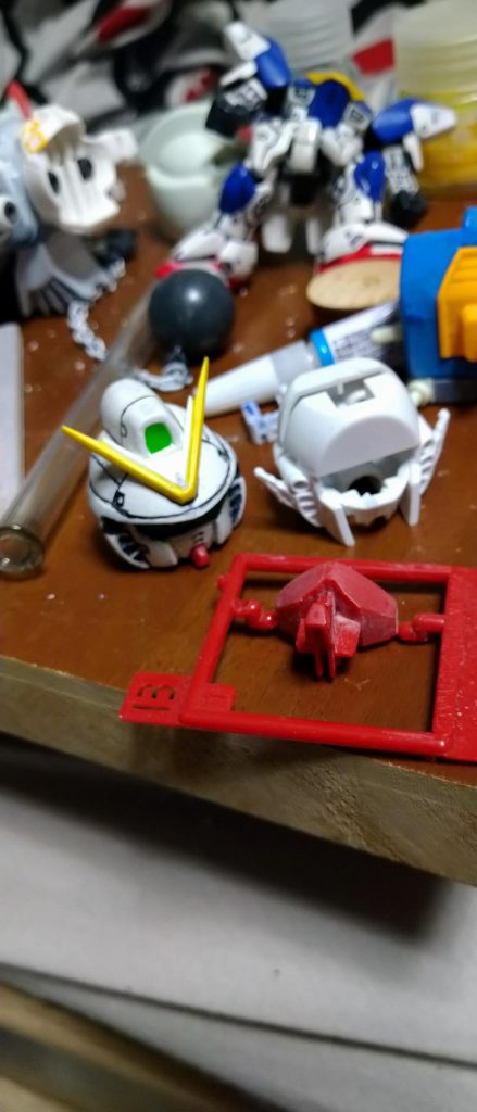 ベンジャミンガンダムくんをV2ガンダムくんに改修した1体の頭部と作り直し中の頭部(zaku-kao9)
