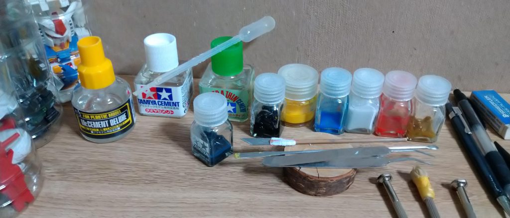 ランナーパテは重宝しますね。 塗料の様に薄く塗って色を付けたりパーツの貼り合わせ 継ぎ目消し用途幅がとても有難いです。 容器 に 寝る前に 仕込んで朝に溶けて使える感じ なので 埋める用と薄く流し込み用の2タイプ用意すると大変利用頻度が上がり市販パテも必要無くなります。( 自ら検証済です)