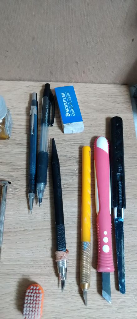 デザインナイフ TAMIYA製ノコギリ( 三十年使用)彫刻刀も欠かせないですね。