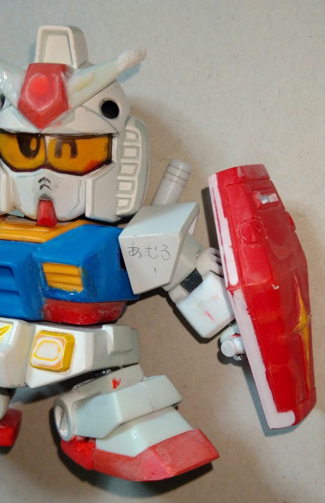 スジ彫りでディフォルメ感UPを図ります。