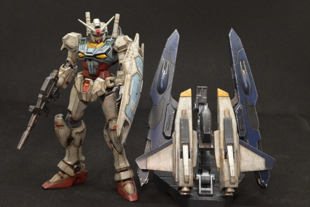 エンゲージガンダムはゼフィランサスのIF機体なのでおそらく0083年にロールアウトしていると思われるのですが、その後も様々な派生型が作られたという設定ですこちらのスーパーエンゲージガンダムは0086年にGデイフェンサーおよびスーパーガンダムの実戦データーを参考に開発された設定です