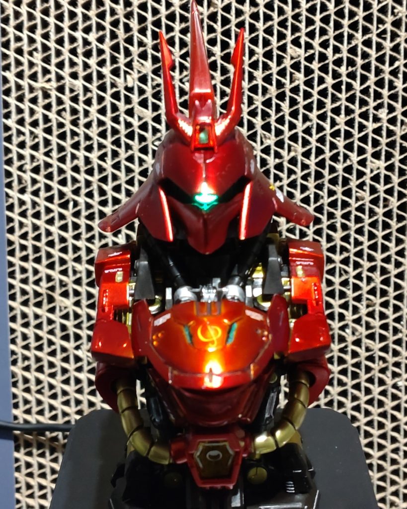 外装パーツ付けた状態一応、キャンディ塗装したんですが、クリアレッドを重ね過ぎたかなと。モノアイはWAVEのＨアイズに変更。LEDはハイキューパーツのワンタッチLEDに変更して、USBから給電しています。