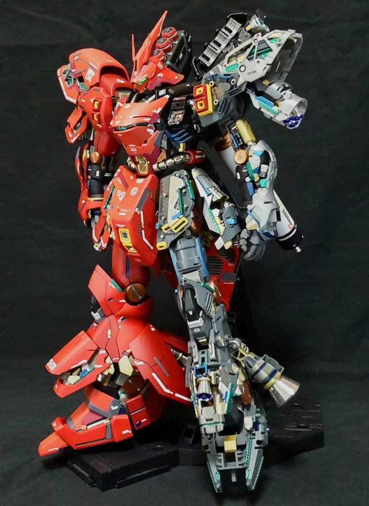 角度を変えて内部フレームは、露出したり装甲をを展開すると見える箇所を中心に部分塗装しました。露出してるところは、サイコフレームということで、メタルグリーンで塗りました。