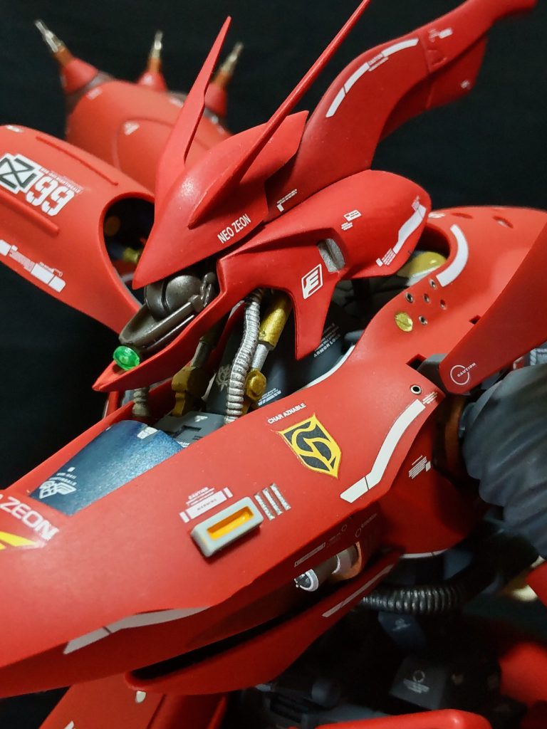 ヘッド部が可動します。今回、モノアイをディテールアップパーツに替えました😄。小さいですが、コックピットも再現されてます、この大きさならREは1/144?(笑)😆。