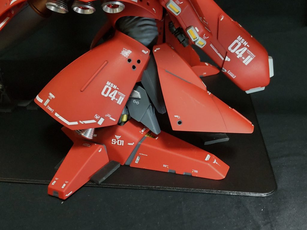 膝装甲を可動式に変更、干渉するパーツを削りこんで可動域を拡げいます。四股を踏んだ姿勢にできます。ベースとなる板に足型に突起を付けて動かないようにしてます、脚を固定しとかないと重さで自壊します。