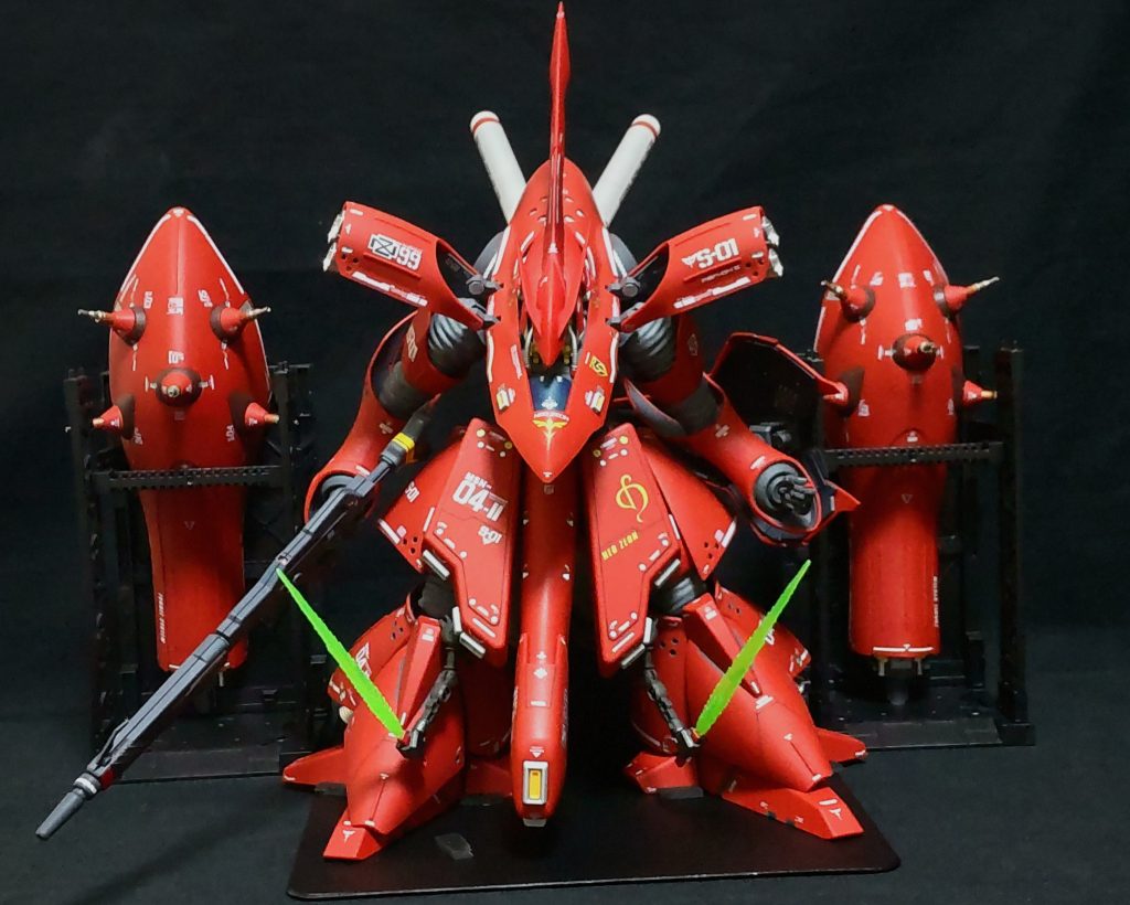 家ではこんな感じで飾られております。100均ディスプレイにファンネルコンテナを収納、それでも場所を取ります、我が家にはコイツが二体、アホですね😓。