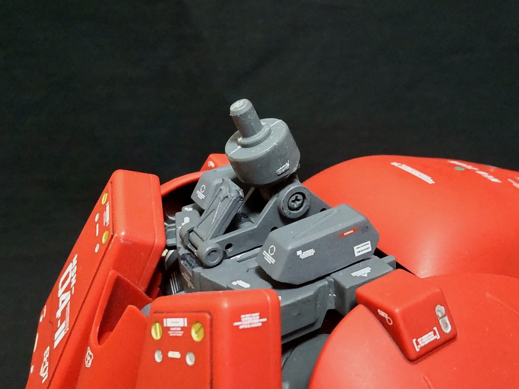 胴体の接続部にアクションベースの基部を取り付けて可動できるようにしてます。前屈みができるようになりのぺっとした印象が変わります。