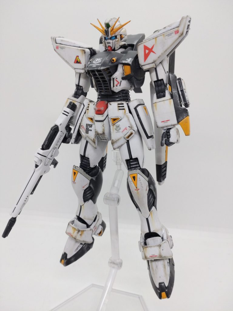 黒はガイアカラーのニュートラルグレーⅤ、黄色はビビッドオレンジで塗装。かなりνガンダムに近づけたのではないかと思います。やはりアムロにはこのカラーが似合う✨ちなみにネオ・ジオンをひねり潰し、その後も各地の戦場で便利に使われ・・・ではなく転戦していたために機体は汚れてしまったようです。