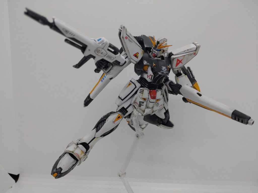 この時代のMSって、最弱のデナン・ゾンでもそれまでのMSでは話にならないくらい強いと言われてますよね。推力比とかだと同格なのがユニコーンくらいだとか・・・、しかも重量が違いすぎるからそもそも追いつけないとか・・・そんな中アムロがこいつに乗ってたらサザビーなど・・・