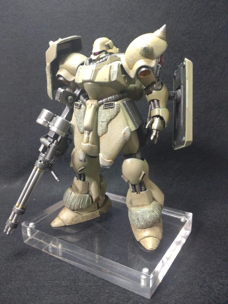改造箇所は上から順に以下のとおりです。少し前に作ったので記憶ベースで間違っていたらすみません。頭部:兜の襟足の丸みをとって薄く平らになるように削る。口を細く削る。モノアイはHアイズ胴体:襟をプラ板で少し高く。左肩:エポパテでチョコボールのような形に盛る。棘はMSスパイク。鋳造表現は、溶きパテを塗り付けて毛足の短い筆の先でトントンとたたく。右肩:シールド取り付け部分を高くして、少しシールドを浮かす。胴体:腹部分真ん中の部分をエポパテで丸くボリューム増し。前腕部分:エポパテでボリューム増し。手:MSハンドに交換左手シールド:キットの下半分のみ使用。マウント部分はコトブキヤの関節。すかすかに見えないようにプラ板を切り出して裏打ち