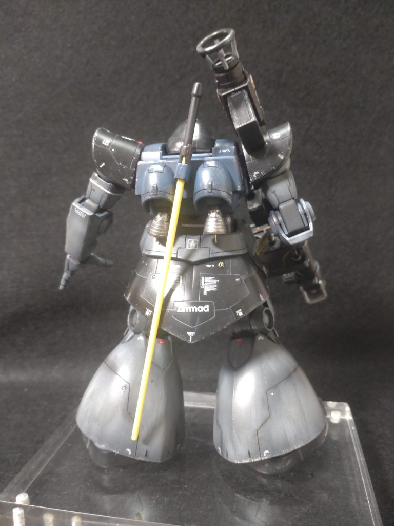 塗装は黒立ち上げ水性ホビーカラー。黒い部分はミッドナイトブルー、一部パネルだけDspiae水性アクリルマーカーのブラックで塗分け。これ本当に手軽で便利です。グレーは、グレーバイオレットからエアクラフトグレー。赤はモンザレッドからシャインレッド。バズーカはメタルブラックに前述のDspiaeの水性アクリルマーカーでちょろちょろと塗分け。胸のブルーはミッドナイトブルーからミディアムブルー。水性ウェザリングペイントでウォッシング、それぞれグレー部分はブラック、黒い部分は黒と白を混ぜたもので。墨入れはグレー部分はタミヤ墨入れ黒、黒い部分はグレイで。エナメルのニュートラルグレイとクロームシルバーでチッピング。最後に水性ホビーカラーの半光沢クリアーです。