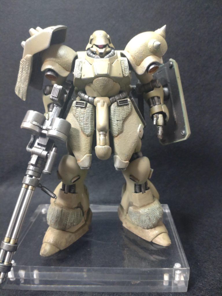 フロントスカートアーマー:プラ板とエポパテで造形。サイドやリアとのバランスからこのサイズにしてしまいましたが、フロントスカートはもう少し大きくするんだった、と少し後悔してます。取り付け部分は左右それぞれにポリキャップを入れて単独可動。上部のダクトっぽいのはたしかMSバーニア真ん中のモッコリ:5mm角棒2本で延長してエポパテとジャンクパーツで造形。サイドスカート:前後のスカートに合わせてプラ板で延長股関節:たしかそれぞれ3mmぐらい幅増しライフル:たしかシステムウェポンのものを2個1して弾倉部分も他から拝借。