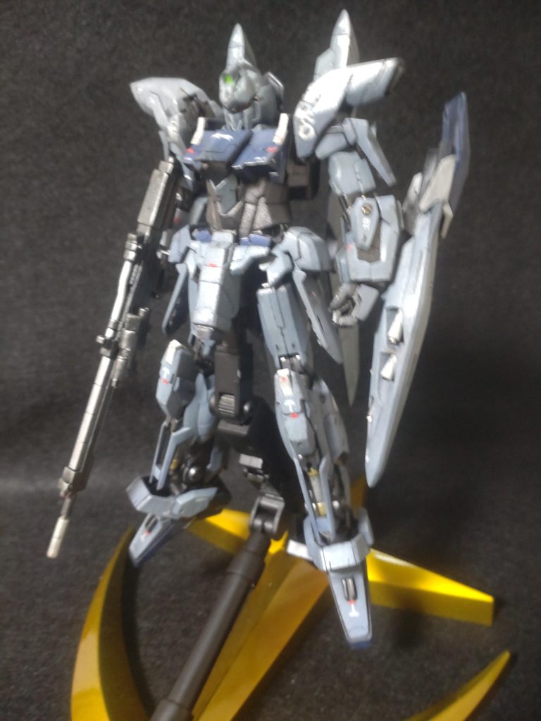 改造したのは以下のとおりです、細身＝パーツも小さくてやる気が続かなそうだったので少な目です。頭部：顎とほほのガードを細く削る。胸：プラ板をはって紺の中央部ボリューム増し＋前後伸ばし。胸の下の淡色のパーツとずれるので、エポパテで底上げ。胴体：底にプラ板を貼ってたしか３ｍｍぐらい延長。  