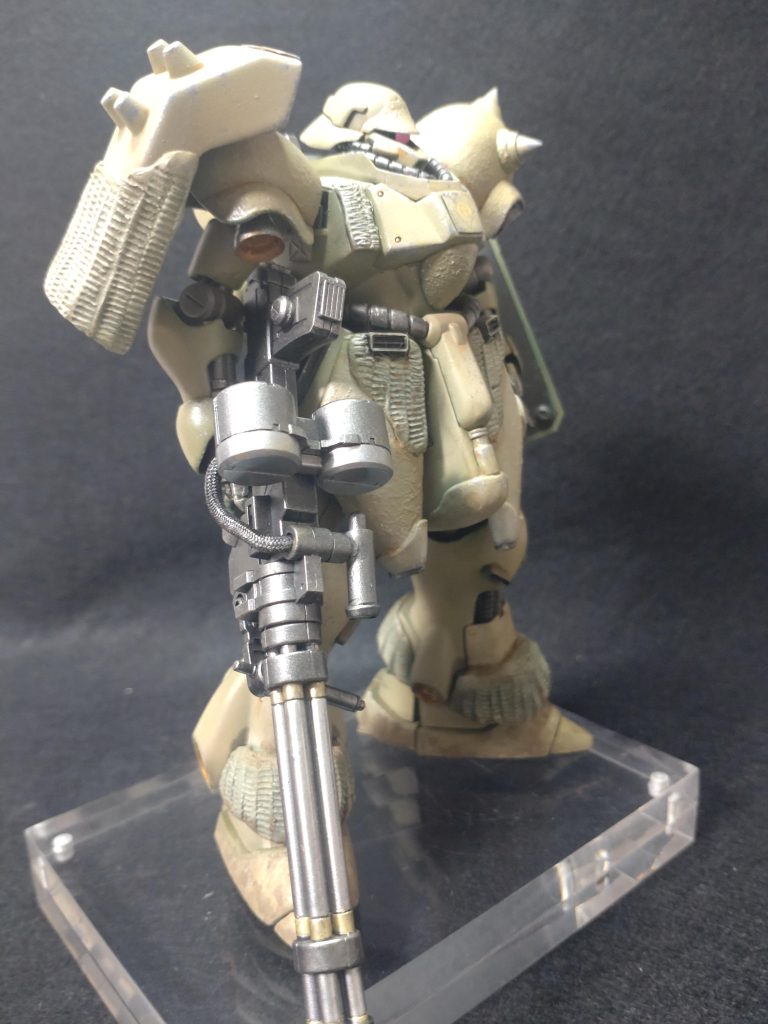 脚:膝にエポパテでボリューム増し。逆ハの字はMSバーニア。足:足首関節を継ぎ足してたしか5mm延長。つま先部分はエポパテで裏打ちして角を削り落とし、先っぽをエポパテで追加。