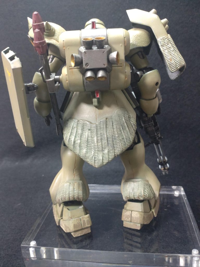 リアスカートアーマー:プラ板で延長。ランドセル:穴をあけて、プラ棒をつけたシュツルムファウストのマウントを差し込めるように。各所のツィンメリットコーティングはタミヤの軽量エポパテを薄く延ばして貼り付け、5mmぐらいに輪切りにした塗料のフタをコロコロして溝をつける。塗装は、最初グリーン系にしようと思っていたのでアクリジョンのベースグリーン立ち上げでしたが、気が変わってベージュ系に。たしか水性ホビーカラーのサンディイエローからセールカラーのグラデーション。コーティング部分はエナメルの暗緑色でウォッシング。全体的に水性ウェザリングペイントのミディアムマッドでウォッシング、同じくナチュラルラストで赤さびを少々書き込み。エナメルのダークグレイとチタンシルバーでチッピング。足の下のほうはタミヤウェザリングスティックのマッドとサンド、最後に水性ホビーカラーの艶消しトップコートプレミアムだったと思います。長文すみませんでした。