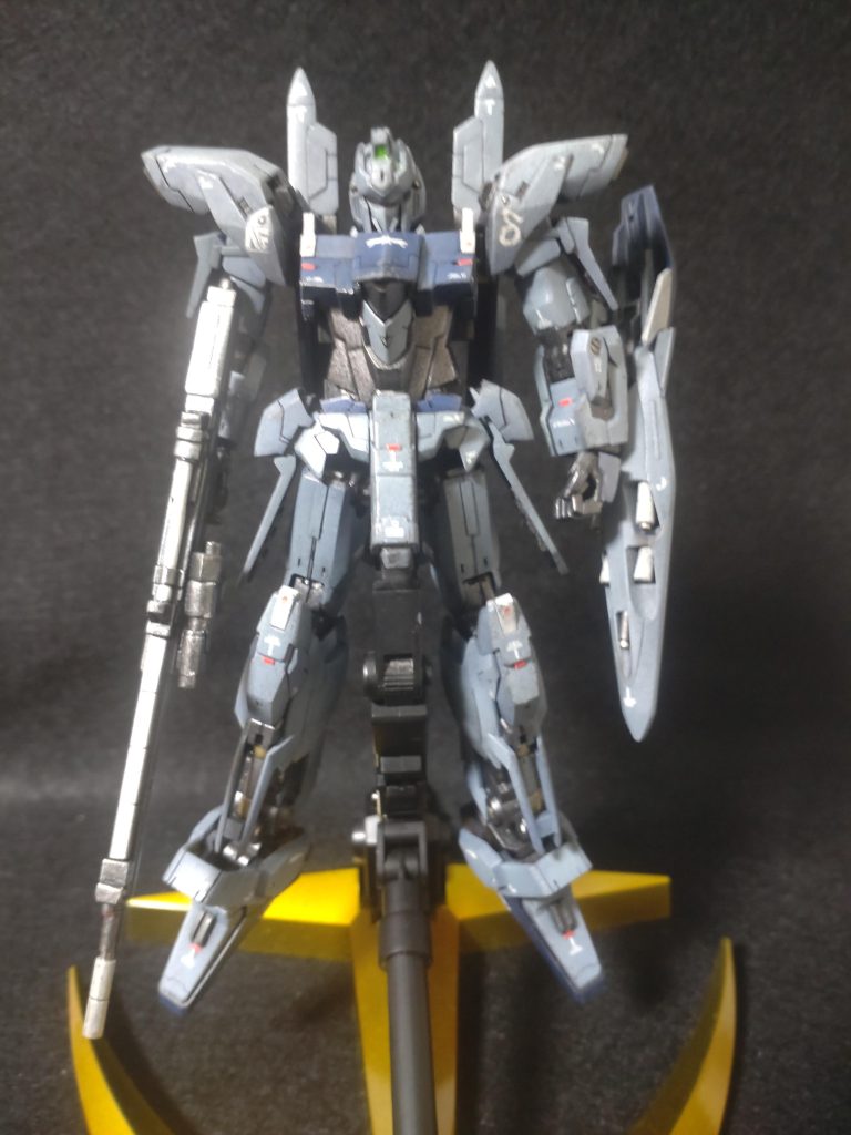 つま先：延長したかったのですが、足甲と底部の両方延長するのが面倒だったので、つま先横を少し削って細くしただけ。そのほか、１ｍｍメタルボールや砲身のソケットピンだったりのメタルパーツを少し。レッドチップは、エバーグリーンの薄いプラ棒を2～3ｍｍぐらいにランダムに切って、蛍光塗料を吹き付けたものを大量にストックしてあります。プラモ用の接着剤や瞬間接着剤を使うとだいたい失敗するので、貼り付けには乾燥後透明になる木工用ボンド（速乾）を使っています。 