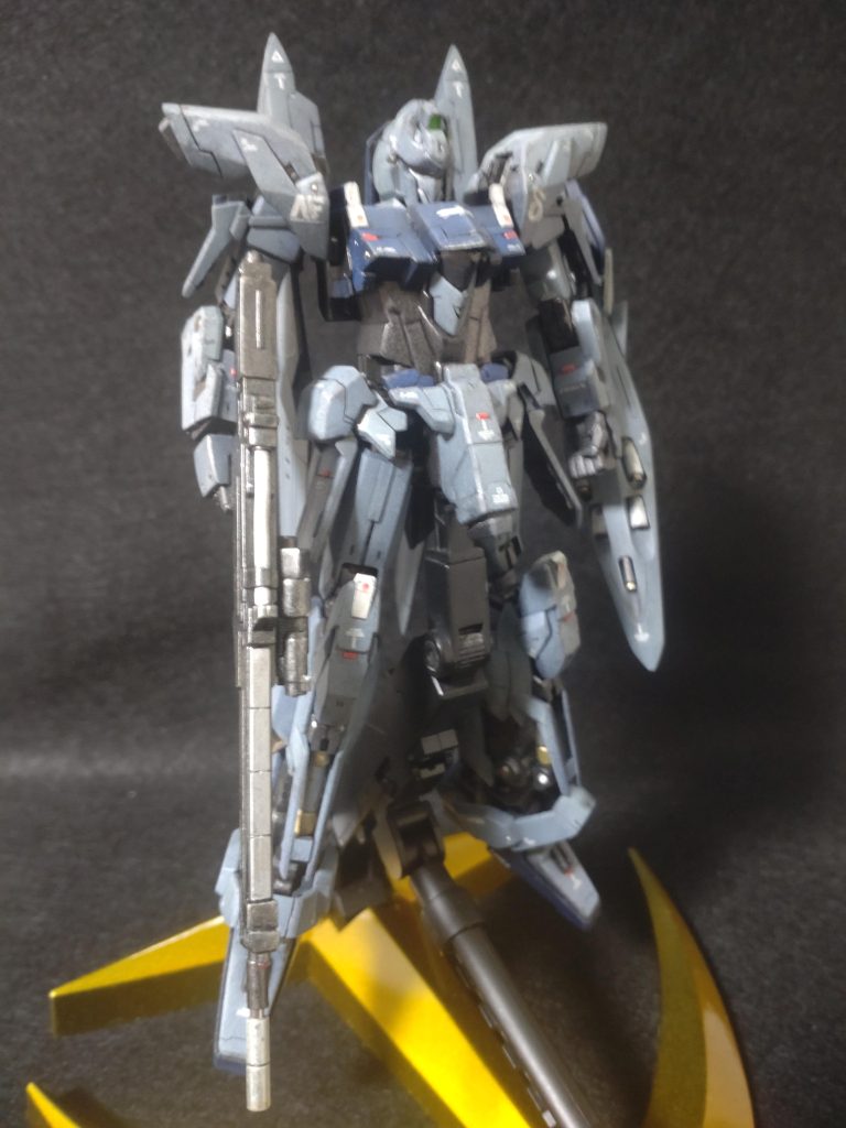 スタンドは、アクションベースの連邦軍Ｖｅｒ．を水性ホビーカラーのスーパーシャインシルバーをベースにしてクリアーイエローを吹いてキャンディ塗装。