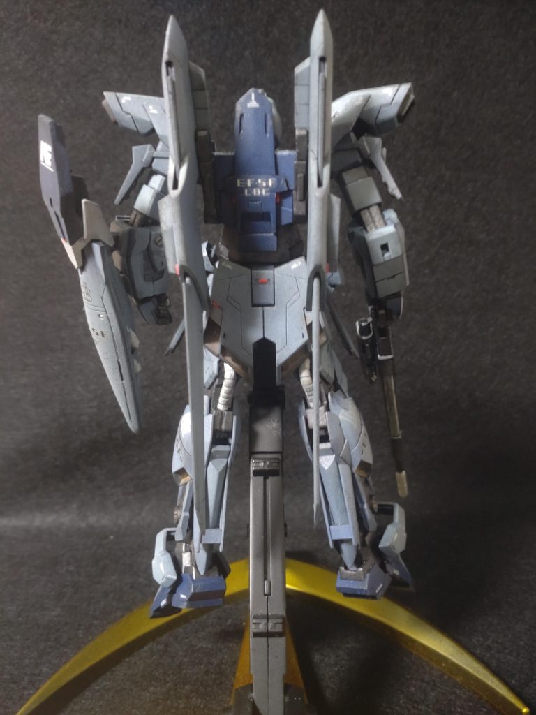 塗装は黒立ち上げ水性ホビーカラー、紺の部分はコバルトブルー、グレーはエアクラフトグレー、白はガンダムホワイト。同系色にホワイトを少し混ぜたエナメル塗料でドライブラシ、タミヤの墨入れ黒、エナメルのダークグレイで軽くチッピング。最後に水性ホビーカラーの艶消しトップコートプレミアムだったと思います。