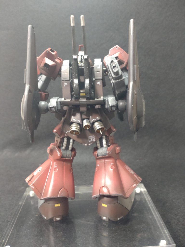 脚:ふくらはぎ部分下のアーチ状の部分、片側のみデザインナイフで切り貼りして後ハメ加工。足首関節を延長した結果、足首内部が丸見えなのでかかとをエポパテで高く盛るバインダー:基部をボールジョイントに変更、そのほかジャンクパーツをちょこちょこ。結果バインダーの位置が外側にずれたので、バズーカをわきに抱えやすくなりました。そのほかスラスター部分にプラ板で装飾。そのほか、メタルパーツやプラ棒、プラ板などでちょこちょこ装飾。塗装は、黒立ち上げ、水性ホビーカラー赤はたしかモンザレッドからシャインレッドへのグラデーション。茶色はマホガニーからレッドブラウンへのグラデ、グレーはあまり記憶にありませんがエアクラフトグレーだったような気がします。バズーカはガンメタル。その後水性ウェザリングペイントの黒でウォッシング、タミヤの墨入れ塗料黒で墨入れ。それぞれ同系色の色に少しホワイトを加えたエナメル塗料でエッジにドライブラシ。最後に水性ホビーカラーの艶消しトップコートだったと思います。長文すみませんでした。