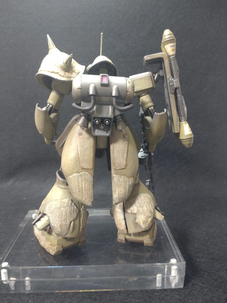 リアスカートアーマー：プラ棒とプラ板とエポパテで造形各所のツィメリットコーティング：タミヤの軽量エポパテを薄く延ばして貼り付け、5mmぐらいに輪切りにした塗料のフタをコロコロして溝をつける。白地のエポパテに水性ウェザリングペイントのミディアムマッドをウォッシングしたまんま塗装：黒立ち上げで、茶色系のグラデーション。ウェザリングは水性ウェザリングペイントの6色セットでなんとなく。足のしたのほうはタミヤウェザリングスティックのサンドとマッド。ちょろはげはエナメルのニュートラルグレイをチッピングです。長々とすみませんでした。