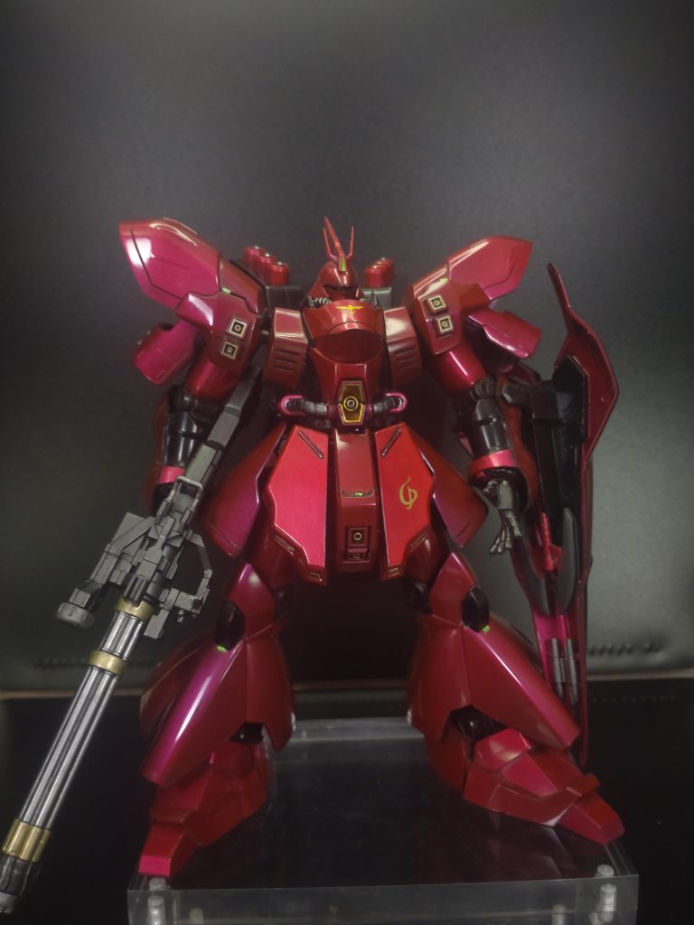 フロントスカートアーマー：可動がヘナヘナだったので、アーマーのほうにプラパイプを埋めて裏打ち。胴体のほうに柔らかめのアルミ線の軸を通す。