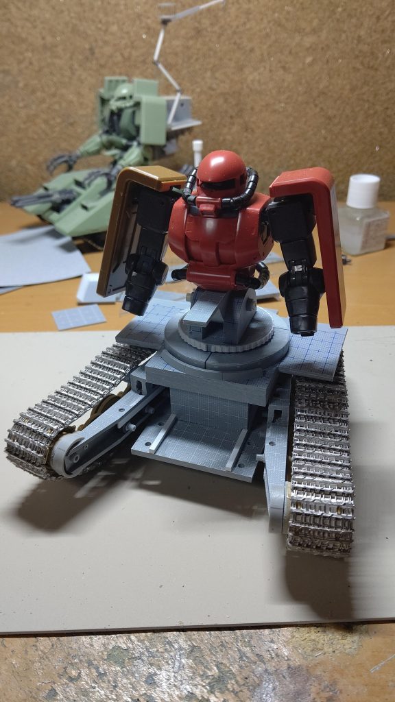 最初はこんなに小さかったんです。ここから拡大、増大傾向に入っていきました。足回りはタミヤのキングタイガー。履帯はフリウルの金属製履帯です。