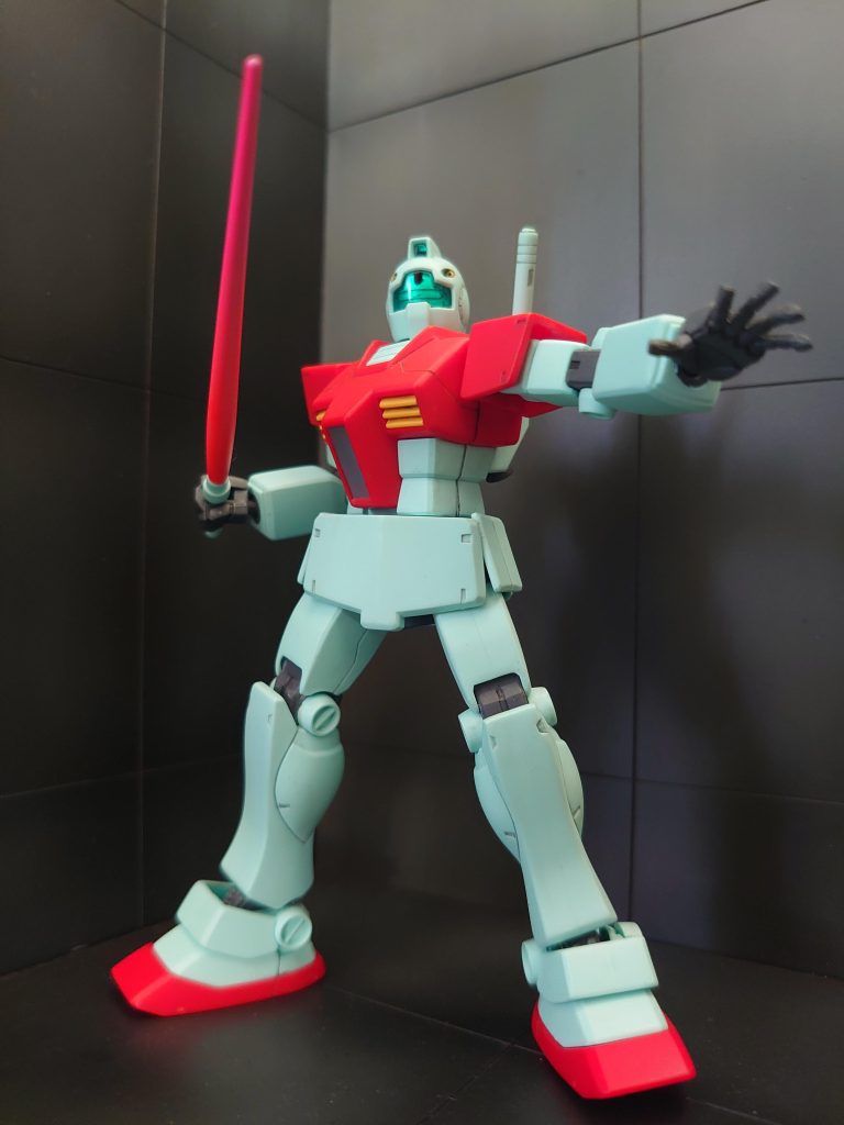 そしていきなり登場のRGM-79ジム。素組(合わせ目処理あり)+ちょっと塗装と簡単仕上げ。やっぱジムはこの80年代に流行ったペパーミントグリーンみたいな機体色が「らしい」なと。そして良く見たらランドセルのビームサーベル外し忘れてるなと笑 