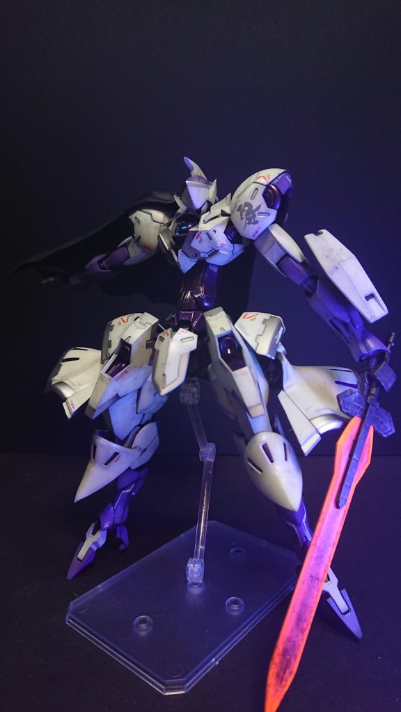 今回とりあえず第一弾完成ということで御披露目しました❗なんか「さぁこいっ！」みたいな感じで僕はお気に入り第二弾キュベレイももうじき完成します。もういっちょやろうかな🤔ミカエリス汎用性の高いキットで楽しいですね🎵でわまた➰👋😃