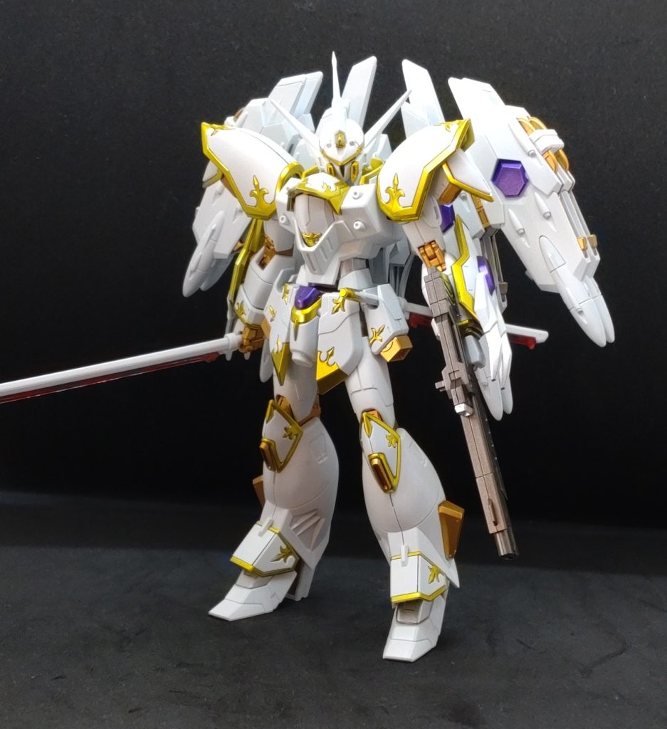 エングレービングはなるべく光沢を出すためにサフを使わず、スターブライトシルバーを下地にしてクリアイエローで上塗りし、光沢トップコートしました。白はエングレービングを際立たせるためにつや消しにしました。