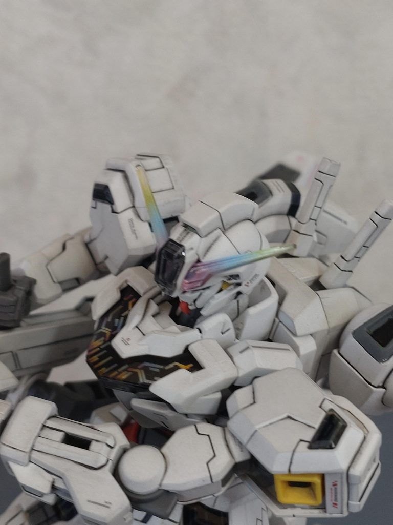 クリアパーツはガラスヤスリで慎重にカリカリ……と仕上げ。