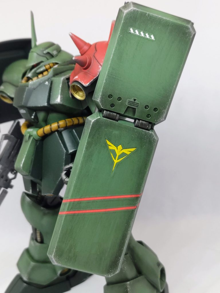 シールドには肩と合わせて赤いライン。