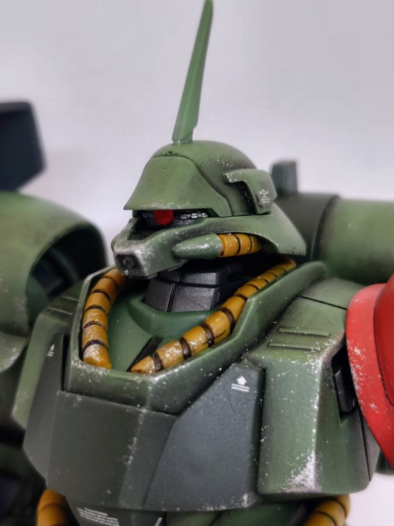 ちょっと失敗だったのがモノアイ。オールマイティモノアイをメタリックレッドで塗ったのですが暗くて見えにくい(zaku-kao3)ただ頭部のグラデ感は気に入ってます。