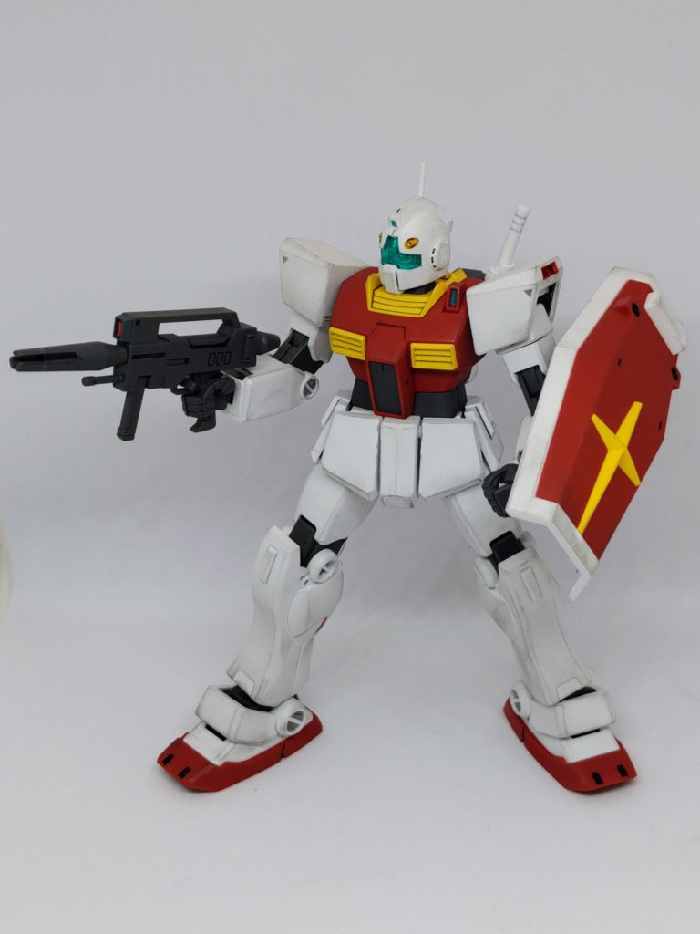 意外と合わせ目が多いのですが白いパーツが多いので簡単でした(zaku-kao2)