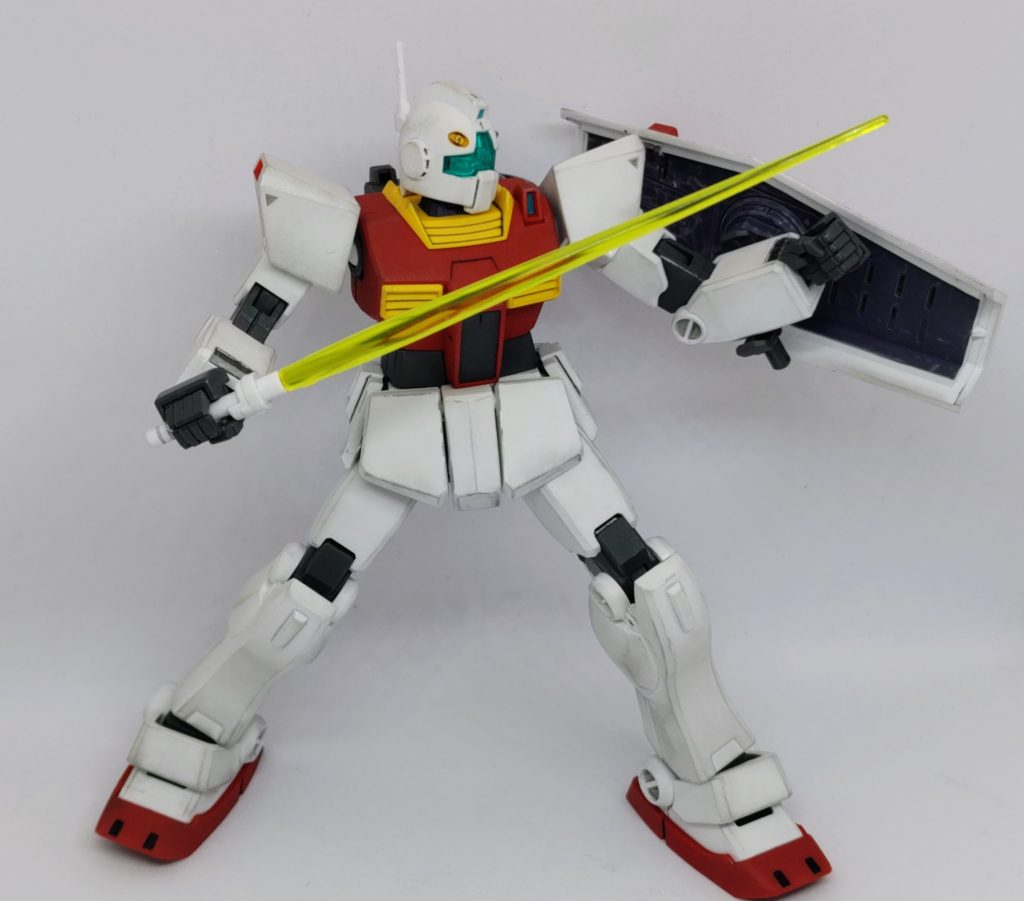 エッジを中心に軽く汚し。部分塗装箇所はバルカン、各部の赤いスラスター、シールド裏、バーニア、頭部センサー、膝裏。手の甲のホワイトを見落としてました...(zaku-kao4)