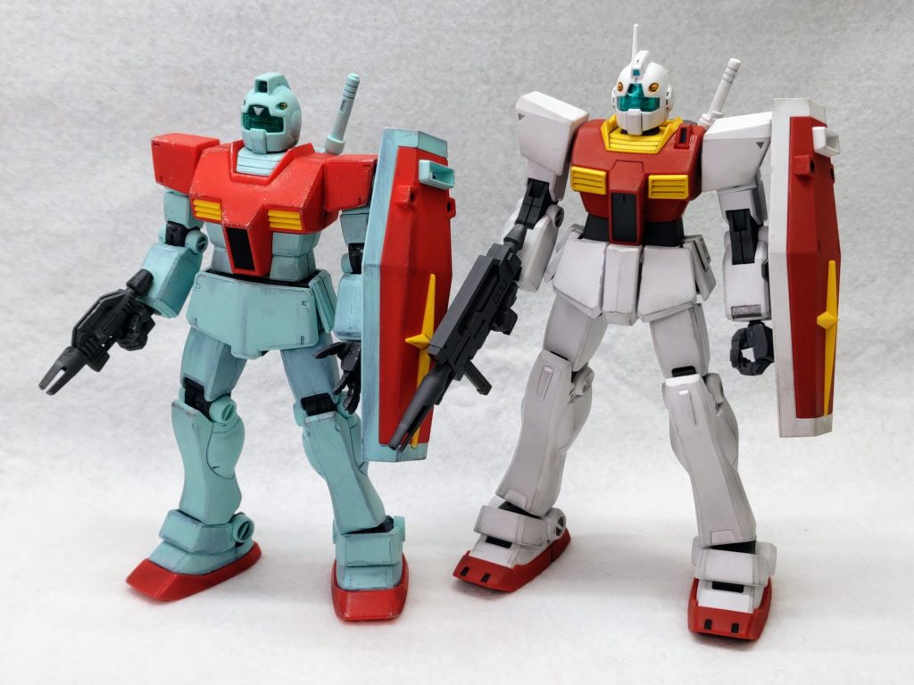 実は初代と比べるとずいぶんヒロイックなプロポーションになっています。いかり肩とフロントアーマーの違いが大きいですね(zaku-kao8)背も高い。