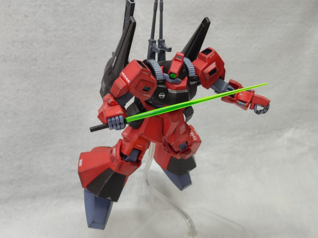 精一杯躍動感のあるポージング(gundam-kao5)