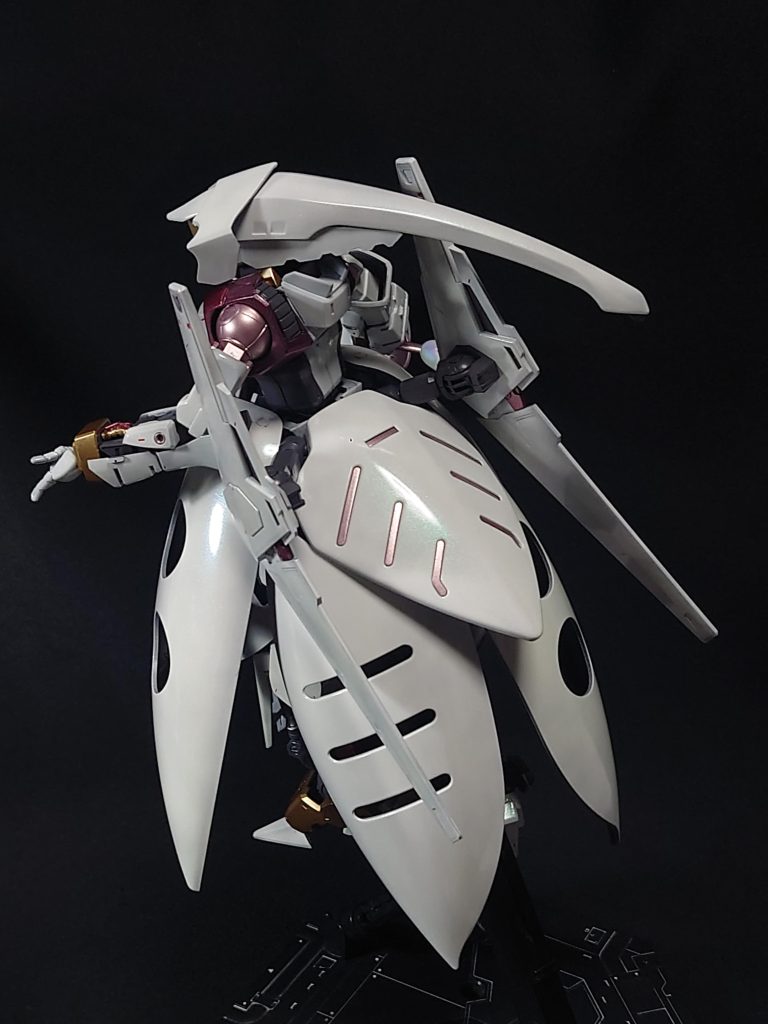 スカートのデザインはオリジナルはキュベレイ風なので、そのモノを使用するとデカイですね。円形とスリットは、そのまま穴として利用しました。この方が美脚が見えますし(^O^)