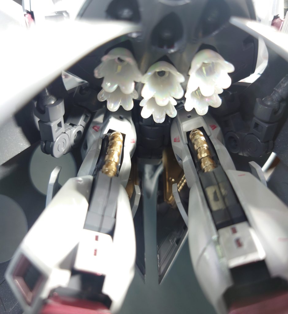 ほぼ見えないスカート内部。元キュベレイのファンネルコンテナは一部を鈴蘭型スラスターに変更して、推進力に回している。また、コンテナの機能も残してあり、ブーケメイスガンを別使用している時に、収納し補給整備が可能である。ちなみに鈴蘭には毒がある…